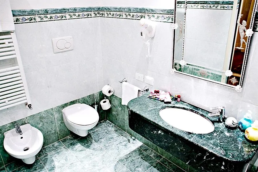 Hotel San Luca Venezia 3*, ונציה